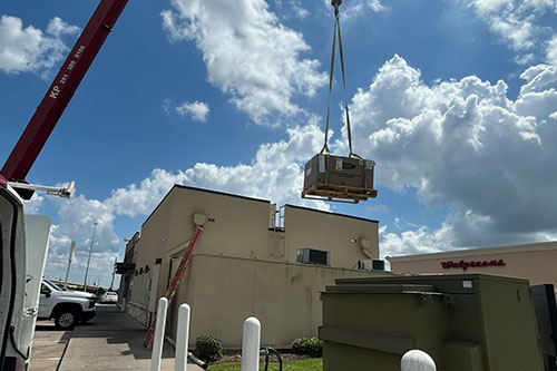 Técnicos de Top-Pick Mechanical instalando y dando mantenimiento HVAC comercial en Fresno, TX.