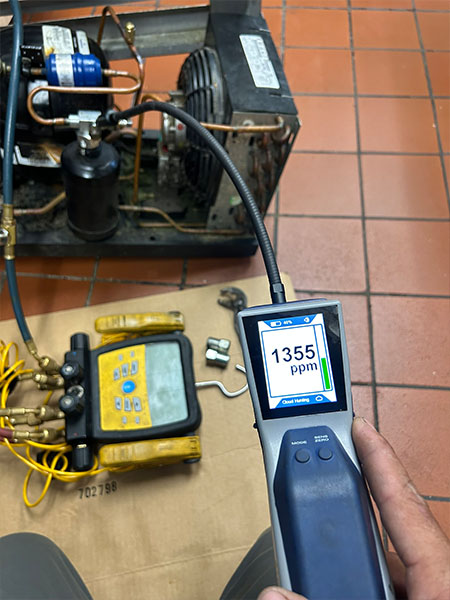 Técnico de Top-Pick Mechanical revisando el rendimiento energético de un sistema HVAC comercial.